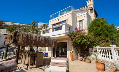 Villa Tashla Kalkanda Bulunan 3+1 Havuzlu Deniz ve Ada Manzaralı Villa