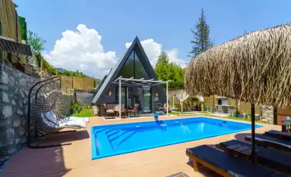 Fethiye'nin Kargı mahallesinde 2 yatak odalı Isıtmalı Havuz ve Jakuzili konforlu doğa içerisinde villa.