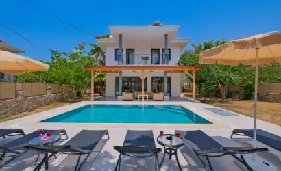 Fethiye Üzümlü’de 8 kişilik lüks, jakuzili geniş villa.