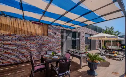 Kalkan'ın Çavdır mevkiinde konumlanmış olup 2 kişilik kapasiteye sahip muhafazakar balayı villasıdır.