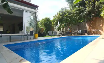 villamız Fethiye merkez mevkiinde yer almakta olan 2 odalı 4 kişi kapasiteli villamız