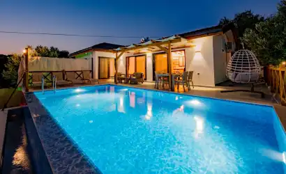 Fethiye'nin Seydikemer Karadere Mevkinde yer alan muhteşem doğa manzaralı 4 kişilik özel havuzlu villa