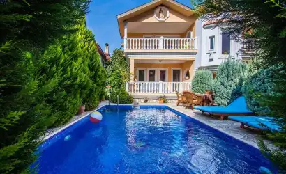 Dalyan merkezi konumda 5 odalı lüks villa