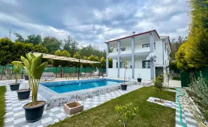 Fethiye'nin Çiftlik Mah. mevkiinde yer alan özel havuzlu merkeze yakın konumda bulunan, Modern ve konforlu bir iç dizayna sahip, 6 yatak odalı ve 18 kişi kapasitelidir