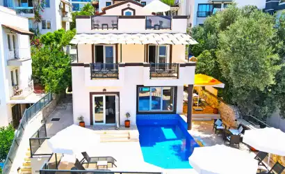 Villa Badem Fethiye Kalkan Merkez mevkiinde deniz ve şehir manzarasına sahip villamız.