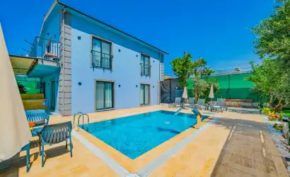 Villa Akre, Fethiye Karaçulha bölgesinde yer alan muhafazakar 6 kişilik konaklama kapasitesiyle villamızdır.