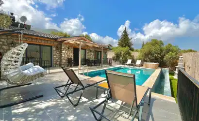 Fethiye'nin Esenköy Mah. mevkiinde yer alan özel havuzlu , Modern ve konforlu bir iç dizayna sahip, 2 yatak odalı ve 4 kişi kapasiteli villa
