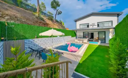 Villa Gorgore Fethiye Yanıklar mevkiinde yer alan korunaklı havuz alanına sahip 3+1 villamız.