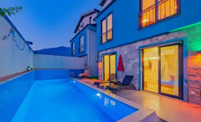 Villa Neva 1 Fethiye' nin Karaçulha mevkiinde bulunan 6 kişi kapasiteli, geniş bahçeli, kalabalık aile ve balayı için uygun villalarımızdan
